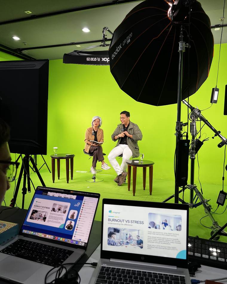 Pengambilan gambar sesi Burnout vs Stress di studio berlatar hijau.